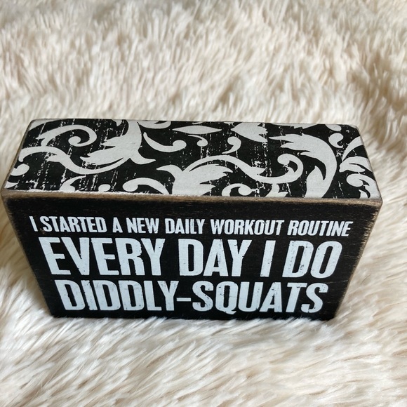 Everyday I Do Diddly Squats Wooden Decoration from Francesca’s - Picture 1 of 3